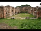 03148 ostia - regio i - insula xii - caseggiato dei triclini (i,xii,1) - decumanus maximus - hof - blick von norden.jpg